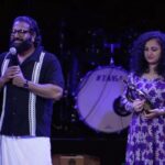 Rishab Shetty Instagram - ಹನಿಯೊಳಗೊಂದು ಸಾಗರವೇ ಇರುವಂತೆ, ಕನ್ನಡವನ್ನು ಹೃದಯದಲ್ಲಿಟ್ಟುಕೊಂಡು ದೂರದ ಅಮೇರಿಕಾದಲ್ಲಿ ನೆಲೆಸಿರುವ ಸಹಸ್ರಾರು ಹೆಮ್ಮೆಯ ಕನ್ನಡಿಗರ ಸಮ್ಮುಖದಲ್ಲಿ – ಸಹ್ಯಾದ್ರಿ ಕನ್ನಡ ಸಂಘದ ವತಿಯಿಂದ ವಾಷಿಂಗ್ಟನ್‌ನ ಸಿಯಾಟಲ್‌ನಲ್ಲಿ “ವಿಶ್ವ ಶ್ರೇಷ್ಠ ಕನ್ನಡಿಗ 2023” ಪ್ರಶಸ್ತಿ ನೀಡಿದ್ದಾರೆ. ಈ ಪ್ರೀತಿ ಮತ್ತು ಪ್ರೋತ್ಸಾಹಕ್ಕೆ ನಾನು ಸದಾ ಆಭಾರಿ. @derekstanford @kccClaudia @mija_ab @senpattykuderer @manugorur #VishwaShreshtraKannadigaAward2023 #seattle #kannadigas #kantara #paramounttheatre