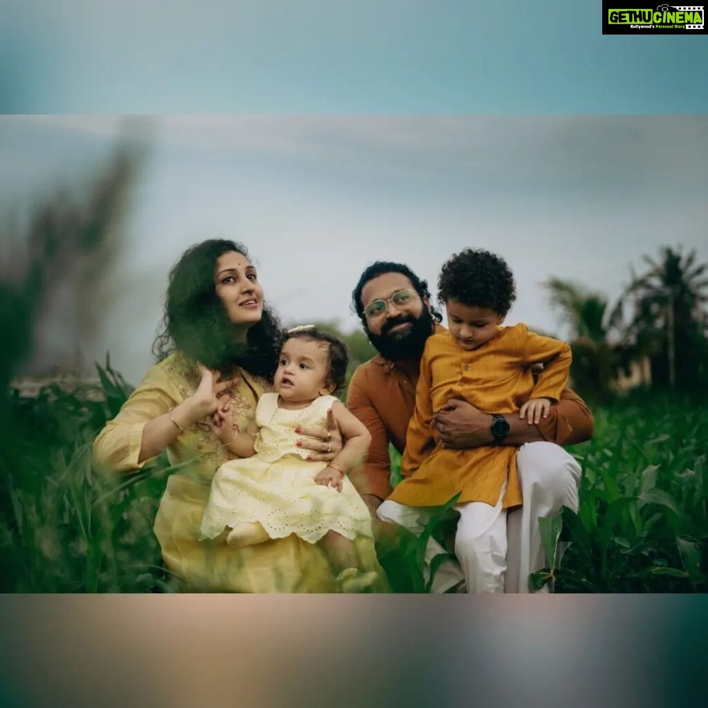 Rishab Shetty Instagram - Family💞 Photography @pixels_planet #familytime #ranvitshetty #raadyashetty #rishabshetty #pragatishetty #family