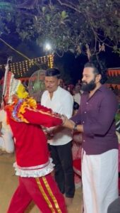 Rishab Shetty Instagram - ಮುತ್ತೂರು ನಟ್ಟಿಲ ಪಂಜುರ್ಲಿ ದೈವದ ನೇಮೋತ್ಸವದಲ್ಲಿ #blessed 🙏😍#daivapanjurli