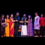 Rishab Shetty Instagram - ಹನಿಯೊಳಗೊಂದು ಸಾಗರವೇ ಇರುವಂತೆ, ಕನ್ನಡವನ್ನು ಹೃದಯದಲ್ಲಿಟ್ಟುಕೊಂಡು ದೂರದ ಅಮೇರಿಕಾದಲ್ಲಿ ನೆಲೆಸಿರುವ ಸಹಸ್ರಾರು ಹೆಮ್ಮೆಯ ಕನ್ನಡಿಗರ ಸಮ್ಮುಖದಲ್ಲಿ – ಸಹ್ಯಾದ್ರಿ ಕನ್ನಡ ಸಂಘದ ವತಿಯಿಂದ ವಾಷಿಂಗ್ಟನ್‌ನ ಸಿಯಾಟಲ್‌ನಲ್ಲಿ “ವಿಶ್ವ ಶ್ರೇಷ್ಠ ಕನ್ನಡಿಗ 2023” ಪ್ರಶಸ್ತಿ ನೀಡಿದ್ದಾರೆ. ಈ ಪ್ರೀತಿ ಮತ್ತು ಪ್ರೋತ್ಸಾಹಕ್ಕೆ ನಾನು ಸದಾ ಆಭಾರಿ. @derekstanford @kccClaudia @mija_ab @senpattykuderer @manugorur #VishwaShreshtraKannadigaAward2023 #seattle #kannadigas #kantara #paramounttheatre