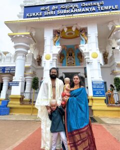 Rishab Shetty Instagram - ಇತ್ತೀಚೆಗೆ ಕುಟುಂಬ ಸಮೇತರಾಗಿ ಶ್ರೀಕ್ಷೇತ್ರ ಧರ್ಮಸ್ಥಳ ಹಾಗು ಕುಕ್ಕೆಗೆ ಭೇಟಿ ನೀಡಿ ದೇವರ ದರ್ಶನದ ಜೊತೆ ಧರ್ಮಾಧಿಕಾರಿಗಳಿಂದ ಆಶೀರ್ವಾದವನ್ನು ಪಡೆದೆವು.

#blessed #dharmasthala #kukesubramanyatemple