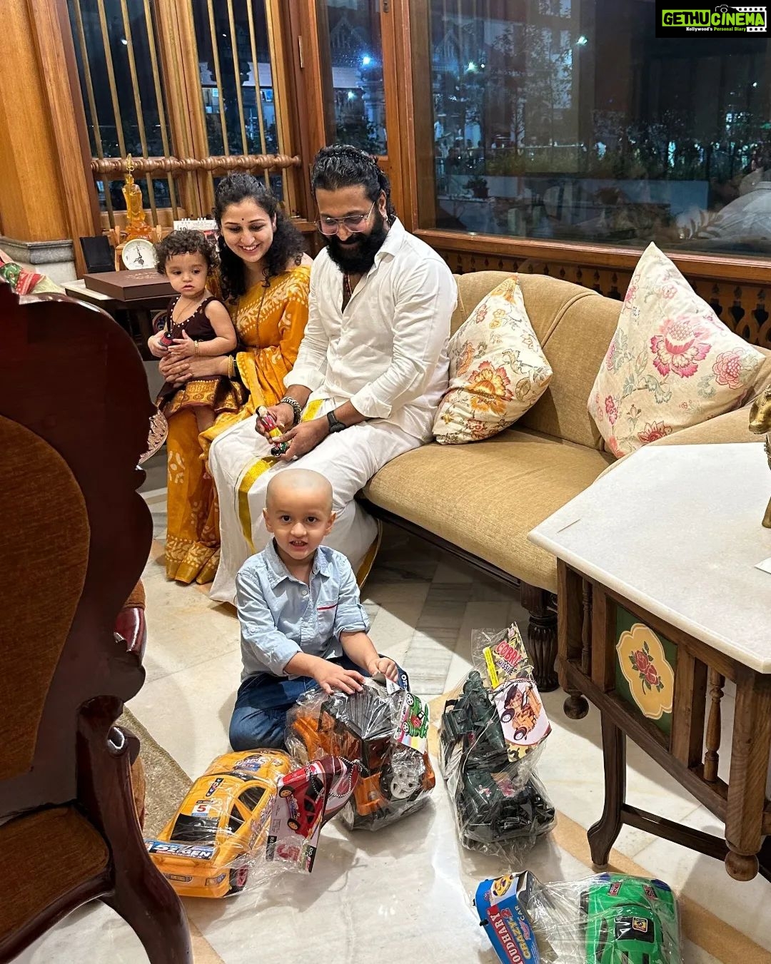 Rishab Shetty - 507.8K Likes - ಇತ್ತೀಚೆಗೆ ಕುಟುಂಬ ಸಮೇತರಾಗಿ ಶ್ರೀಕ್ಷೇತ್ರ ಧರ್ಮಸ್ಥಳ ಹಾಗು ಕುಕ್ಕೆಗೆ ಭೇಟಿ ನೀಡಿ ದೇವರ ದರ್ಶನದ ಜೊತೆ ಧರ್ಮಾಧಿಕಾರಿಗಳಿಂದ ಆಶೀರ್ವಾದವನ್ನು ಪಡೆದೆವು.
#blessed #dharmasthala #kukesubramanyatemple