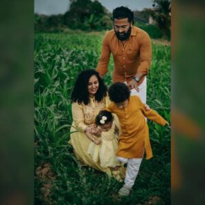 Rishab Shetty Instagram - Family💞

Photography @pixels_planet
#familytime #ranvitshetty #raadyashetty #rishabshetty #pragatishetty #family