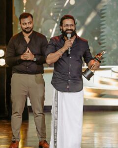 Rishab Shetty Instagram - Grateful to be honoured with Best Actor Award from Team Critics Choice. 🥰

ಈ ಪ್ರೀತಿ ಮತ್ತು ಆಶೀರ್ವಾದಕ್ಕೆ ನಾನು ಸದಾಋುಣಿ

@criticschoicefilmawards @hombalefilms @kantarafilm
@pragathirishabshetty @arvindskash @b_ajaneesh #ccaawards2023 #criticchoiceawards