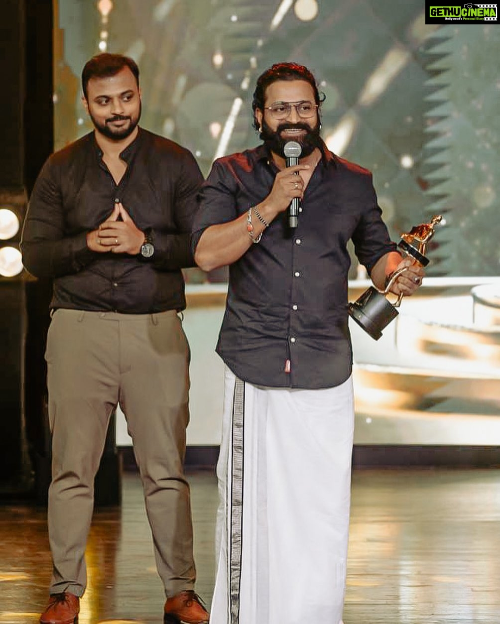 Rishab Shetty - 344.8K Likes - Grateful to be honoured with Best Actor Award from Team Critics Choice. 🥰
ಈ ಪ್ರೀತಿ ಮತ್ತು ಆಶೀರ್ವಾದಕ್ಕೆ ನಾನು ಸದಾಋುಣಿ
@criticschoicefilmawards @hombalefilms @kantarafilm
@pragathirishabshetty @arvindskash @b_ajaneesh #ccaawards2023 #criticchoiceawards