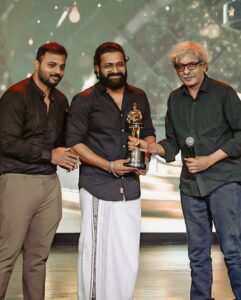 Rishab Shetty Instagram - Grateful to be honoured with Best Actor Award from Team Critics Choice. 🥰

ಈ ಪ್ರೀತಿ ಮತ್ತು ಆಶೀರ್ವಾದಕ್ಕೆ ನಾನು ಸದಾಋುಣಿ

@criticschoicefilmawards @hombalefilms @kantarafilm
@pragathirishabshetty @arvindskash @b_ajaneesh #ccaawards2023 #criticchoiceawards