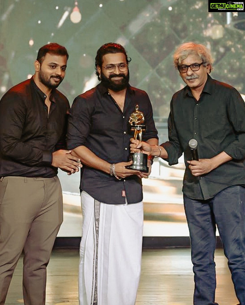 Rishab Shetty - 344.8K Likes - Grateful to be honoured with Best Actor Award from Team Critics Choice. 🥰
ಈ ಪ್ರೀತಿ ಮತ್ತು ಆಶೀರ್ವಾದಕ್ಕೆ ನಾನು ಸದಾಋುಣಿ
@criticschoicefilmawards @hombalefilms @kantarafilm
@pragathirishabshetty @arvindskash @b_ajaneesh #ccaawards2023 #criticchoiceawards