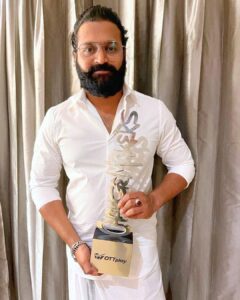 Rishab Shetty Instagram - Flooded with Gratitude for  #GameChangerOfTheYear award recieved from OTT Play.

ಕನ್ನಡಿಗರ ಆಶೀರ್ವಾದ ಮತ್ತು ಬೆಂಬಲಕ್ಕೆ ನಾನು ಸದಾ ಚಿರಋಣಿ.

#Kantara

@hombalefilms @vkiragandur @chaluvegowda @arvindskash @b_ajaneesh @pragathirishabshetty