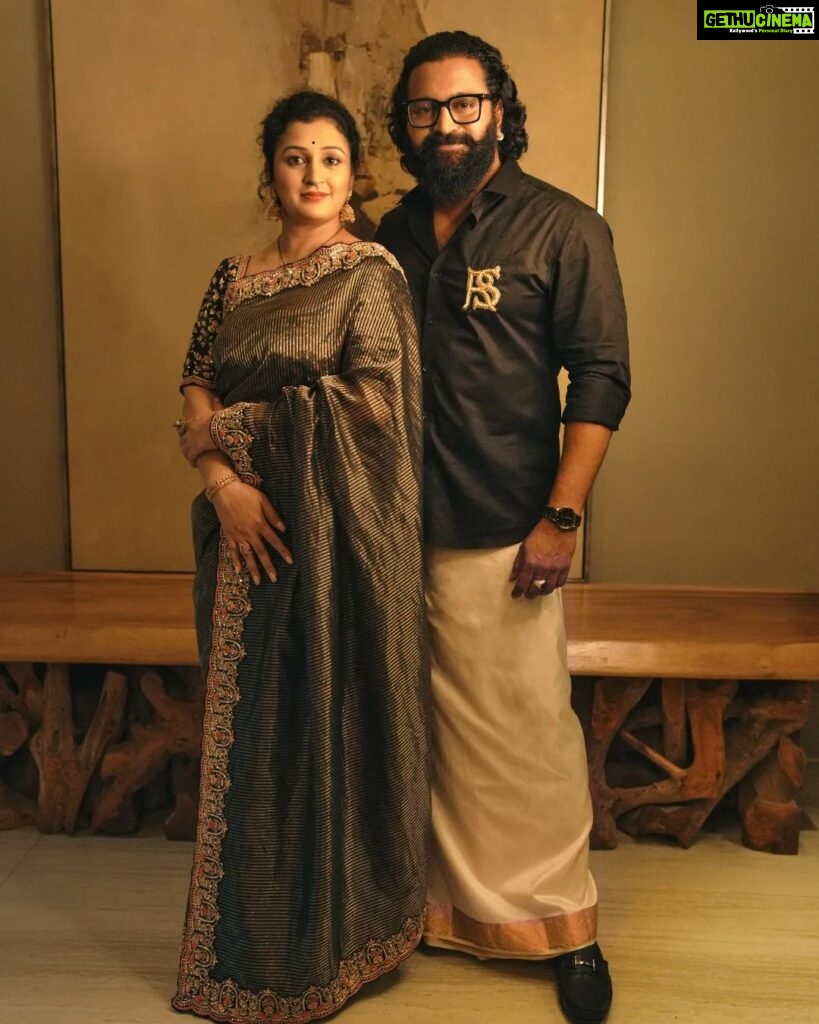 Rishab Shetty Instagram - Radiant in Black and Gold, Together we shine ✨🖤💛 Pc: @Adnan.a.abbas