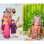 Rishab Shetty Instagram - ಕಳೆದ ಶುಭ ಶುಕ್ರವಾರ ಸಂಭ್ರಮದ ವರಮಹಾಲಕ್ಷ್ಮೀ ಹಬ್ಬವನ್ನು ಆಚರಿಸಿದ ಕ್ಷಣಗಳು. ಆ ತಾಯಿ, ಎಲ್ಲರಿಗೂ ಆಯುರಾರೋಗ್ಯ ಐಶ್ವರ್ಯವನ್ನು ನೀಡಿ ಹರಸಲಿ.❤️ #varamahalakshmi #lakshmipooja