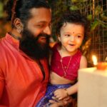 Rishab Shetty Instagram - ದೀಪಾವಳಿ ಹಬ್ಬದ ಶುಭಾಶಯಗಳು 🪔 ಬೆಳಕಿನ ಹಬ್ಬವು ಎಲ್ಲರ ಮನೆ ಮನೆಗಳಲ್ಲಿ ಸಂತೋಷವನ್ನು ಮೂಡಿಸಲಿ✨ Wish you all a Happy Deepavali! May the sparkling lights illuminate your life with joy, prosperity, and endless celebrations! #deepavali