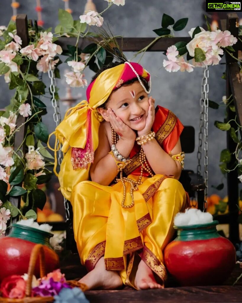 Rishab Shetty Instagram - ನಮ್ಮ ಮನೆಯ ಮುದ್ದು ರಾಧಾ ಕೃಷ್ಣರಿಂದ ಎಲ್ಲರಿಗೂ ಶ್ರೀಕೃಷ್ಣಜನ್ಮಾಷ್ಟಮಿಯ ಶುಭಾಶಯಗಳು! #krishnajanmashtmi