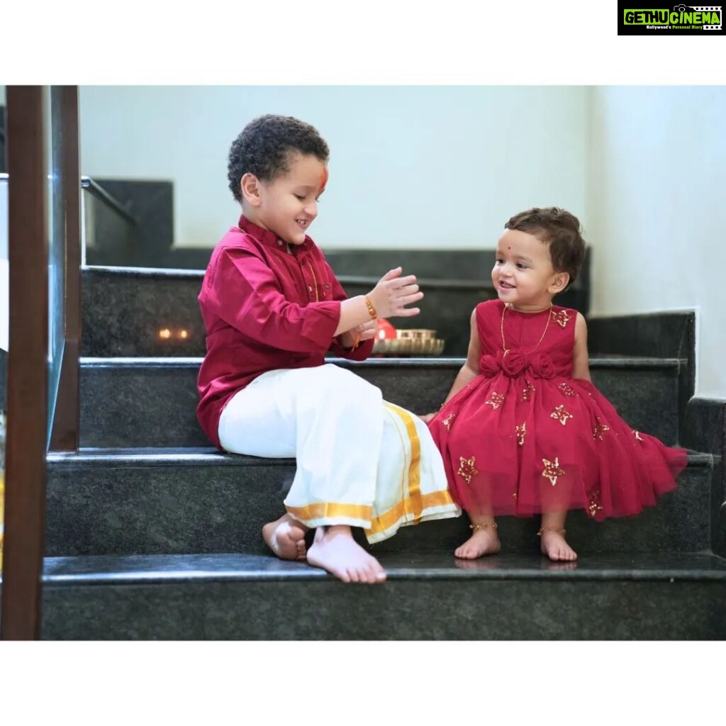 Rishab Shetty Instagram - ಅಣ್ಣ-ತಂಗಿಯ ಶಾಶ್ವತ ಬಂಧದ ಸಡಗರಕ್ಕೆ ಸಾಕ್ಷಿಯಾಗುವ ರಕ್ಷಾ ಬಂಧನದ ಶುಭಾಶಯಗಳು. A magical chapter which is all about the everlasting bond of a brother and sister. Pc: @vijeth_kundapura #raadyashetty #ranvitshetty #rakshabandhan❤