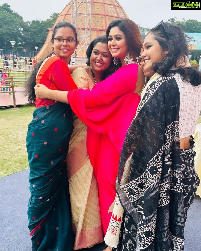Ritabhari Chakraborty Instagram - Pujo Dump 🙏🏻 #durgapuja2023 🫶🏻 Picture details - Pic 1 - photo clicked on the day of inaugurations on chaturthi. 2. My bonila Nusrat and i in deshapriya park after finishing judgement for T2 3. Me and Doc @tottichatterjee making it up on Laxmi puja with a selfie because we were too tired to click one on Ashtami (sigh! I looked like a million dollars 🤣 ) 4. Trying my hands on dhaak on shashthi in Behala. 5. Carnival representing Dakshinpara with this fabulous team. Trina and Neil even gave a kick ass performance. While me and Swastika di did our round of catching up on gossip 🤣 Priyadarshini is always graceful and beautiful. Koushani was breath taking with her gold and white saree. 6. I just lovvvved my look for Jamai babu’s house bhog lunch on Navami. So a selfie. 7. Family lunch hosted by me at The Park on Saptami. 8. Picture clicked by bonila Nusrat Jahan. 9. Negotiating a selfie deal with a 10 year old if she does her home work on time - in a puja me and Abir Da visited on Navami. 10. Mohila Kumor - felicitated these icons with ponds in Deshapriya Park on Ashtami morning. Got so much love. Hope to tell their stories some day