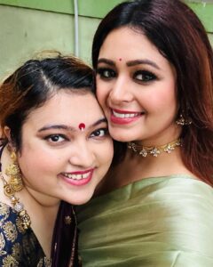 Ritabhari Chakraborty Instagram - Didi aar Jamai Babur Barir Pujo 🫶🏻 Shubha Navami Tomaderke #durgapuja2023