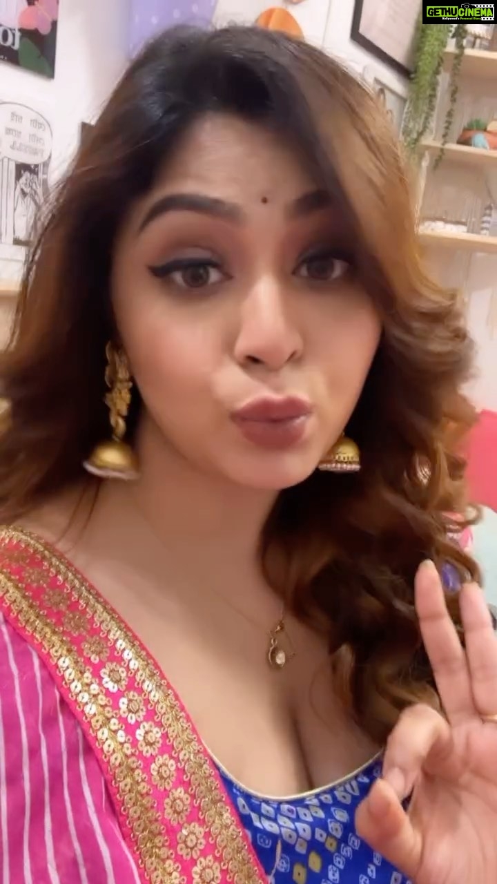 Ritabhari Chakraborty Instagram - This is stuck in MY HEAD!!! 🤣🤣🤣🤣 WOW WOW WOW #lookinglikeawow #trendingreels #funnyvideos #losingmymind