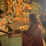 Ritabhari Chakraborty Instagram – শুভ ষষ্ঠী 🙏🏻 
Amar kochi kacha der sathe from “ideal school for the deaf” kichhu chobi share korlam pujote notum jama paoar diner aar prothom pujo darshan Dakshin Para Durgotsav a 🫶🏻 Tomader Pujo khub bhalo katuk. Onek onek ador aar bhalobasha. #durgapuja2023 Kolkata – The City of Joy