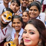 Ritabhari Chakraborty Instagram – শুভ ষষ্ঠী 🙏🏻 
Amar kochi kacha der sathe from “ideal school for the deaf” kichhu chobi share korlam pujote notum jama paoar diner aar prothom pujo darshan Dakshin Para Durgotsav a 🫶🏻 Tomader Pujo khub bhalo katuk. Onek onek ador aar bhalobasha. #durgapuja2023 Kolkata – The City of Joy