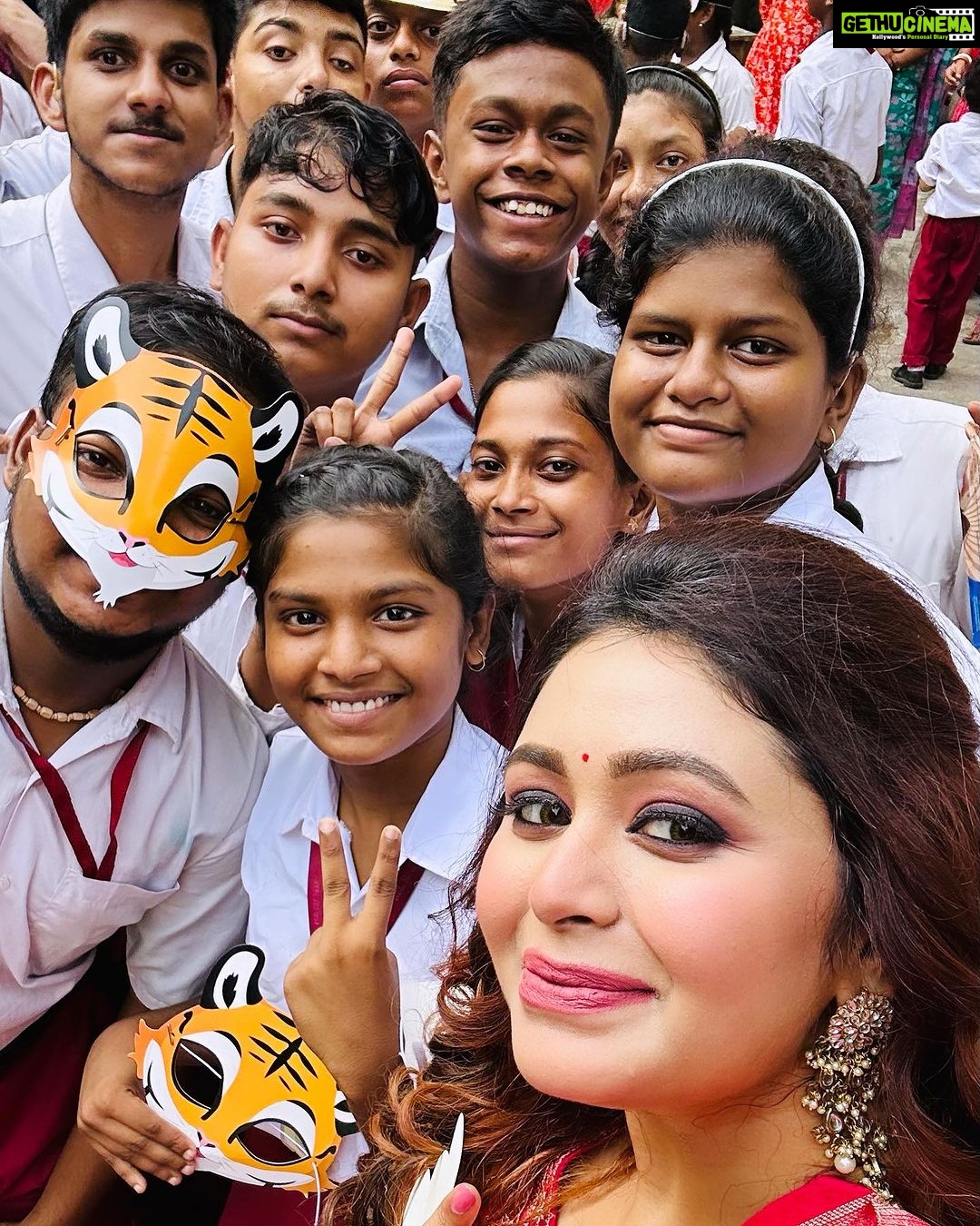 Ritabhari Chakraborty Instagram - শুভ ষষ্ঠী 🙏🏻 Amar kochi kacha der sathe from “ideal school for the deaf” kichhu chobi share korlam pujote notum jama paoar diner aar prothom pujo darshan Dakshin Para Durgotsav a 🫶🏻 Tomader Pujo khub bhalo katuk. Onek onek ador aar bhalobasha. #durgapuja2023 Kolkata - The City of Joy
