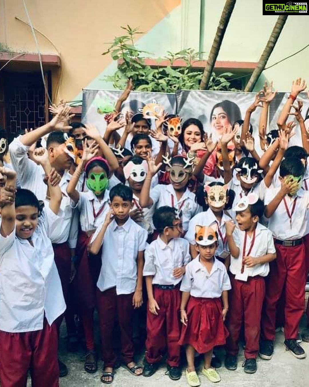 Ritabhari Chakraborty Instagram - শুভ ষষ্ঠী 🙏🏻 Amar kochi kacha der sathe from “ideal school for the deaf” kichhu chobi share korlam pujote notum jama paoar diner aar prothom pujo darshan Dakshin Para Durgotsav a 🫶🏻 Tomader Pujo khub bhalo katuk. Onek onek ador aar bhalobasha. #durgapuja2023 Kolkata - The City of Joy
