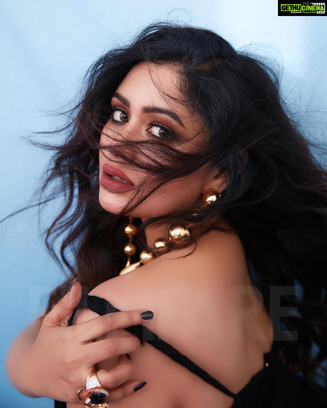 Ritabhari Chakraborty Instagram - Felt like a queen in @gauriandnainika 🖤 for #Filmfare shoot.