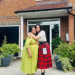 Ritabhari Chakraborty Instagram - Maa aar Mashike nie UK bhraman 🌚 Nije toh edesh odesh bidesh koto berai - gato chobir schedule a maake aar mashike nie gechilam - koto anondo holo! Sotti boro hole maa - mashi bondhur moton hoe jaye - so as addressed by Moinak Bhowmick - “Ami aar amar girlfriends”. London, United Kingdom