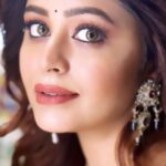 Ritabhari Chakraborty Instagram - Pujo Dump 🙏🏻 #durgapuja2023 🫶🏻 Picture details - Pic 1 - photo clicked on the day of inaugurations on chaturthi. 2. My bonila Nusrat and i in deshapriya park after finishing judgement for T2 3. Me and Doc @tottichatterjee making it up on Laxmi puja with a selfie because we were too tired to click one on Ashtami (sigh! I looked like a million dollars 🤣 ) 4. Trying my hands on dhaak on shashthi in Behala. 5. Carnival representing Dakshinpara with this fabulous team. Trina and Neil even gave a kick ass performance. While me and Swastika di did our round of catching up on gossip 🤣 Priyadarshini is always graceful and beautiful. Koushani was breath taking with her gold and white saree. 6. I just lovvvved my look for Jamai babu’s house bhog lunch on Navami. So a selfie. 7. Family lunch hosted by me at The Park on Saptami. 8. Picture clicked by bonila Nusrat Jahan. 9. Negotiating a selfie deal with a 10 year old if she does her home work on time - in a puja me and Abir Da visited on Navami. 10. Mohila Kumor - felicitated these icons with ponds in Deshapriya Park on Ashtami morning. Got so much love. Hope to tell their stories some day