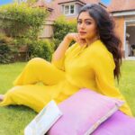 Ritabhari Chakraborty Instagram - Mood - Soaking in the sun in a country home in UK with my comforting and bright @truebrowns collection. 💕 Could i be more grateful? (Read that in Chandler Bing’s voice) Photos @josh_e_martin Hair @simaghosh4222 Look @arjun_das_makeup_artist Coordinated by @madhuja.bhowmick Puttenham Common