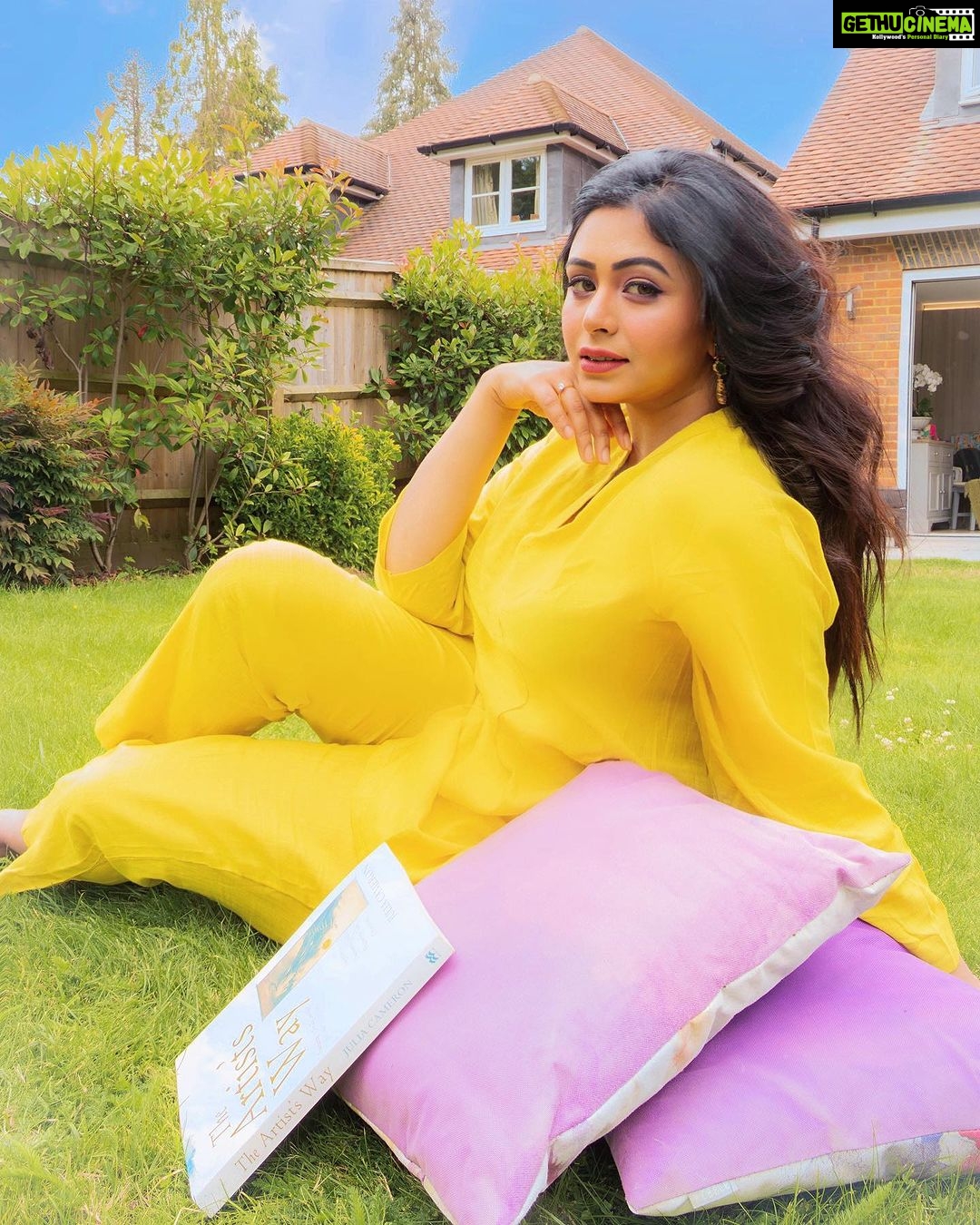 Ritabhari Chakraborty Instagram - Mood - Soaking in the sun in a country home in UK with my comforting and bright @truebrowns collection. 💕 Could i be more grateful? (Read that in Chandler Bing’s voice) Photos @josh_e_martin Hair @simaghosh4222 Look @arjun_das_makeup_artist Coordinated by @madhuja.bhowmick Puttenham Common