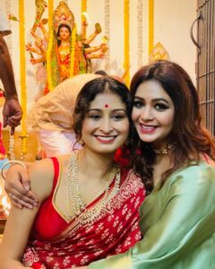 Ritabhari Chakraborty Instagram - Didi aar Jamai Babur Barir Pujo 🫶🏻 Shubha Navami Tomaderke #durgapuja2023