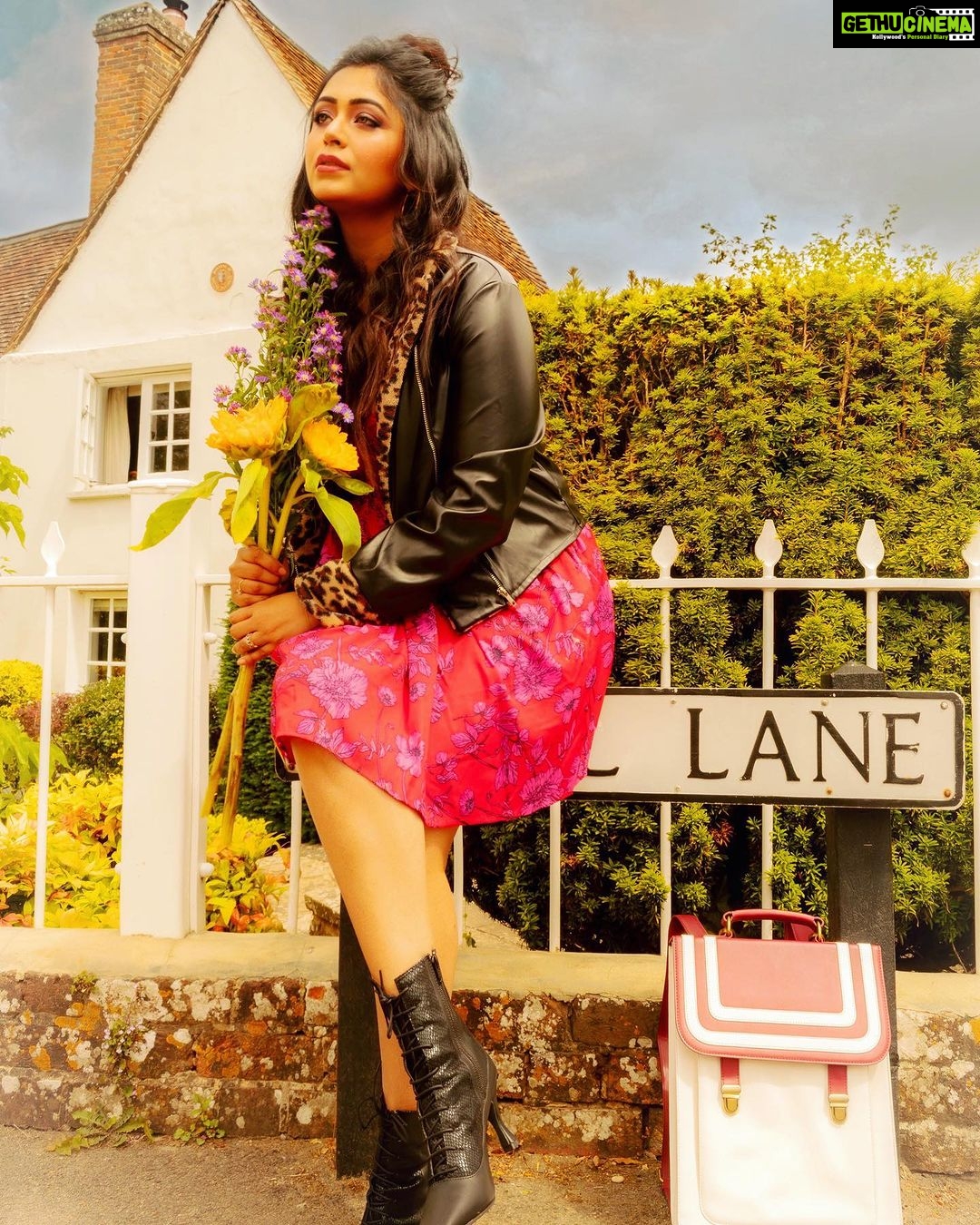 Ritabhari Chakraborty Instagram - Country girl ❤️ @theater.xyz Bag and shoes is what this country girl loves ❤️❤️ London, United Kingdom