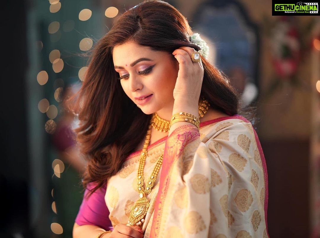 Ritabhari Chakraborty Instagram - Pujor aar kodin? @kalyanjewellers_official