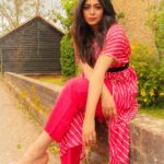 Ritabhari Chakraborty Instagram - Mood - Soaking in the sun in a country home in UK with my comforting and bright @truebrowns collection. 💕 Could i be more grateful? (Read that in Chandler Bing’s voice) Photos @josh_e_martin Hair @simaghosh4222 Look @arjun_das_makeup_artist Coordinated by @madhuja.bhowmick Puttenham Common