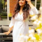 Ritabhari Chakraborty Instagram - Mood - Soaking in the sun in a country home in UK with my comforting and bright @truebrowns collection. 💕 Could i be more grateful? (Read that in Chandler Bing’s voice) Photos @josh_e_martin Hair @simaghosh4222 Look @arjun_das_makeup_artist Coordinated by @madhuja.bhowmick Puttenham Common