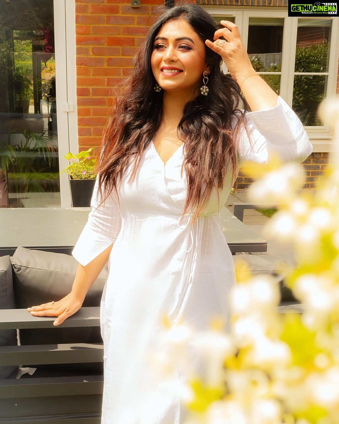 Ritabhari Chakraborty Instagram - Mood - Soaking in the sun in a country home in UK with my comforting and bright @truebrowns collection. 💕 Could i be more grateful? (Read that in Chandler Bing’s voice) Photos @josh_e_martin Hair @simaghosh4222 Look @arjun_das_makeup_artist Coordinated by @madhuja.bhowmick Puttenham Common
