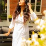 Ritabhari Chakraborty Instagram - Mood - Soaking in the sun in a country home in UK with my comforting and bright @truebrowns collection. 💕 Could i be more grateful? (Read that in Chandler Bing’s voice) Photos @josh_e_martin Hair @simaghosh4222 Look @arjun_das_makeup_artist Coordinated by @madhuja.bhowmick Puttenham Common
