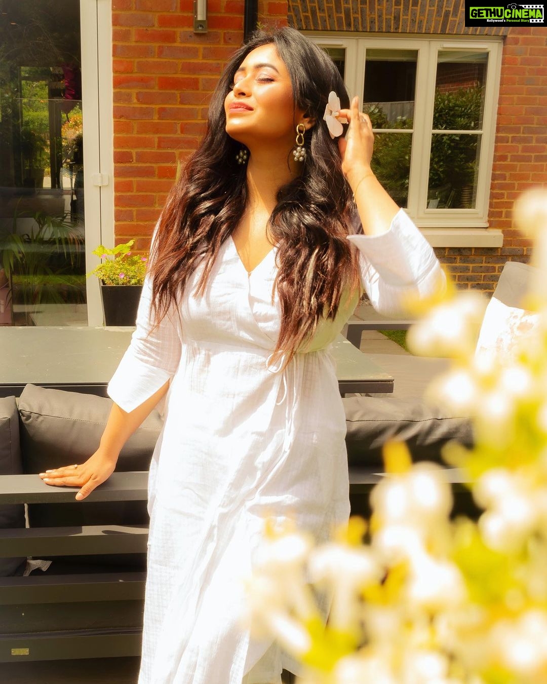 Ritabhari Chakraborty Instagram - Mood - Soaking in the sun in a country home in UK with my comforting and bright @truebrowns collection. 💕 Could i be more grateful? (Read that in Chandler Bing’s voice) Photos @josh_e_martin Hair @simaghosh4222 Look @arjun_das_makeup_artist Coordinated by @madhuja.bhowmick Puttenham Common