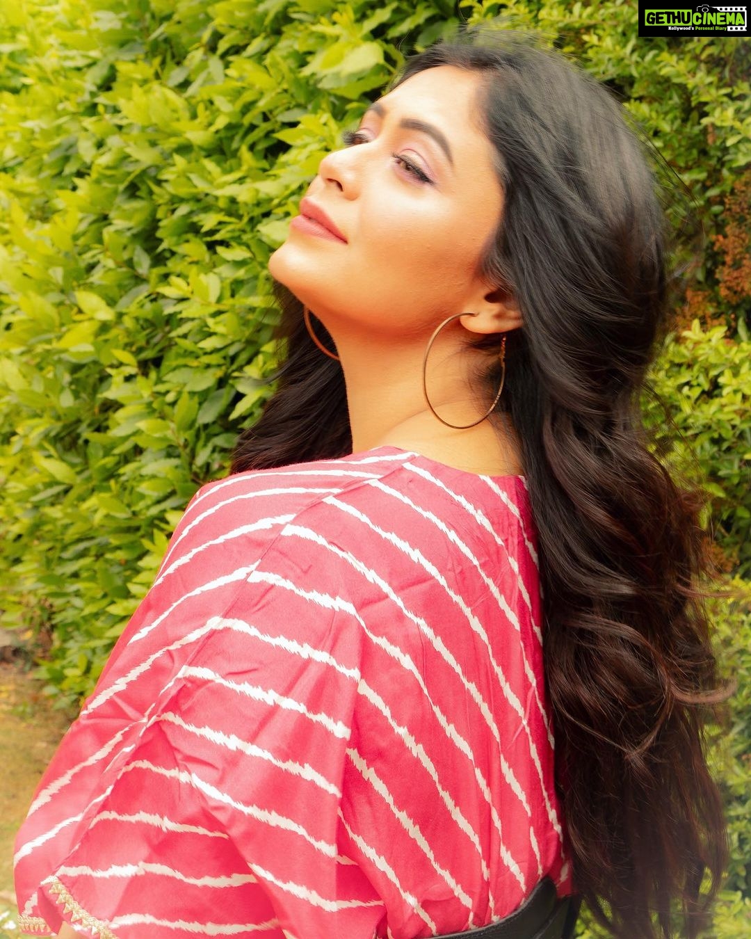 Ritabhari Chakraborty Instagram - Mood - Soaking in the sun in a country home in UK with my comforting and bright @truebrowns collection. 💕 Could i be more grateful? (Read that in Chandler Bing’s voice) Photos @josh_e_martin Hair @simaghosh4222 Look @arjun_das_makeup_artist Coordinated by @madhuja.bhowmick Puttenham Common