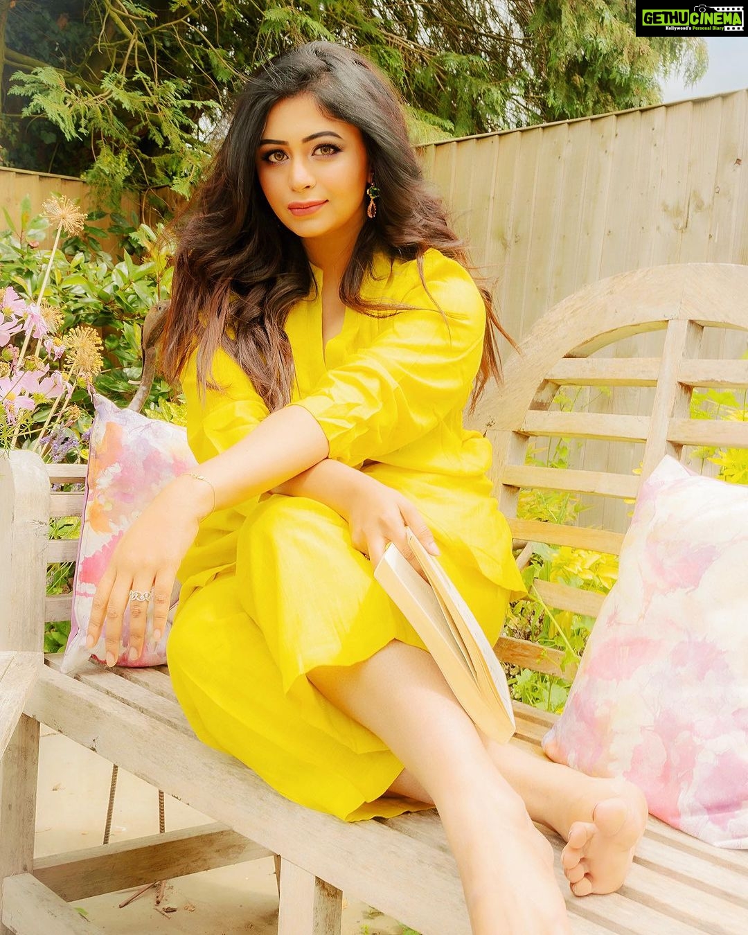 Ritabhari Chakraborty Instagram - Mood - Soaking in the sun in a country home in UK with my comforting and bright @truebrowns collection. 💕 Could i be more grateful? (Read that in Chandler Bing’s voice) Photos @josh_e_martin Hair @simaghosh4222 Look @arjun_das_makeup_artist Coordinated by @madhuja.bhowmick Puttenham Common