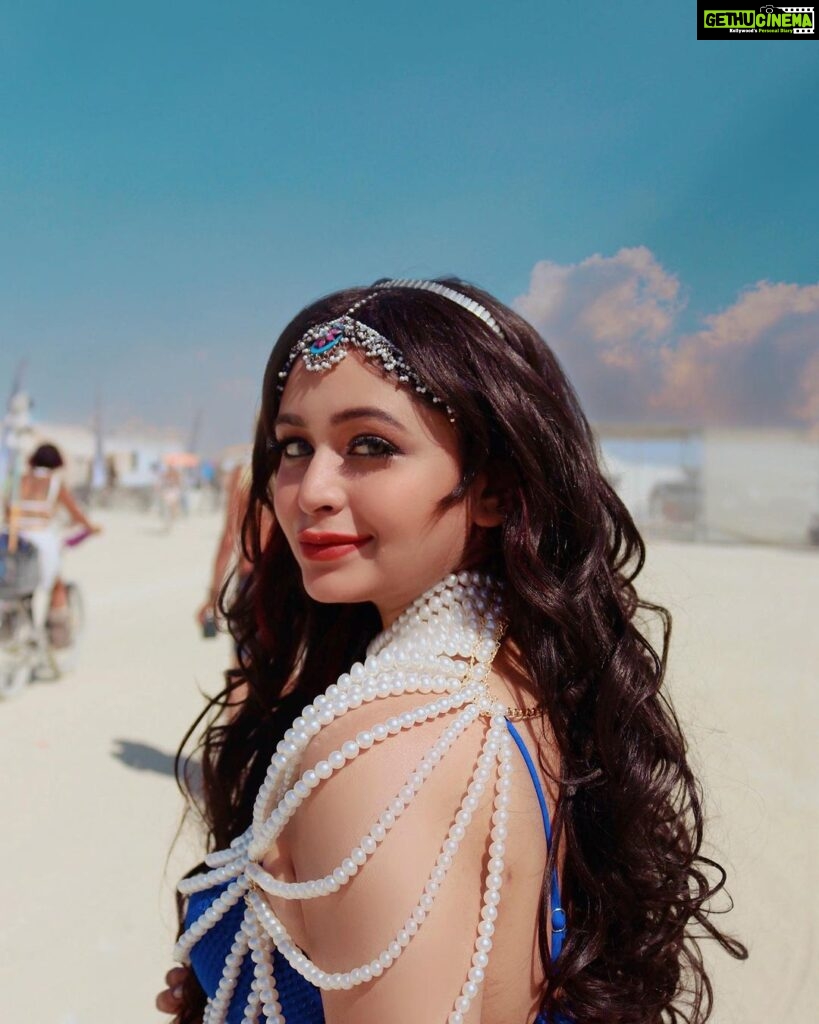 Ritabhari Chakraborty Instagram - Tv pe Breaking news haye re mera ghagra… Kolkata se leke Nevada via Doha 🤣 pc @josh_e_martin #burningman2023 @burningman #thankslarry Burning Man