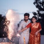Rithika Tamil Selvi Instagram - இனிய தீபாவளி நல்வாழ்த்துக்கள்🪔🙏🏻 Pc @ashokarsh Saree @ashas_womens_collection Blouse @knotweddinghouse Jewellery @made_for_hers #tamil_rithika #thaladiwali #thaladeepavali #rithika #rithikatamilselvi #rithikavijaytv #diwali2023 #deepavali2023 #deepavalifestival #festivewear #newlyweds #trending #trendingreels #reelsinstagram #diwalivibes✨ #tamilnadutraditional #tamilnadufestival #firstdiwalitogether #diwali #deepavali #couplephotography #love #arrahman #tamil #southindianbride #tamilmusic #fireworks #diwali2023 #festival