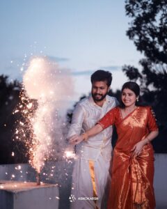 Rithika Tamil Selvi Instagram - இனிய தீபாவளி நல்வாழ்த்துக்கள்🪔🙏🏻

Pc @ashokarsh 
Saree @ashas_womens_collection 
Blouse @knotweddinghouse 
Jewellery @made_for_hers 

#tamil_rithika #thaladiwali #thaladeepavali #rithika #rithikatamilselvi #rithikavijaytv #diwali2023 #deepavali2023 #deepavalifestival #festivewear #newlyweds #trending #trendingreels #reelsinstagram #diwalivibes✨ #tamilnadutraditional #tamilnadufestival #firstdiwalitogether #diwali #deepavali #couplephotography #love #arrahman #tamil #southindianbride #tamilmusic #fireworks #diwali2023 #festival