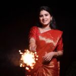 Rithika Tamil Selvi Instagram - இனிய தீபாவளி நல்வாழ்த்துக்கள்🪔🙏🏻 Pc @ashokarsh Saree @ashas_womens_collection Blouse @knotweddinghouse Jewellery @made_for_hers #tamil_rithika #thaladiwali #thaladeepavali #rithika #rithikatamilselvi #rithikavijaytv #diwali2023 #deepavali2023 #deepavalifestival #festivewear #newlyweds #trending #trendingreels #reelsinstagram #diwalivibes✨ #tamilnadutraditional #tamilnadufestival #firstdiwalitogether #diwali #deepavali #couplephotography #love #arrahman #tamil #southindianbride #tamilmusic #fireworks #diwali2023 #festival