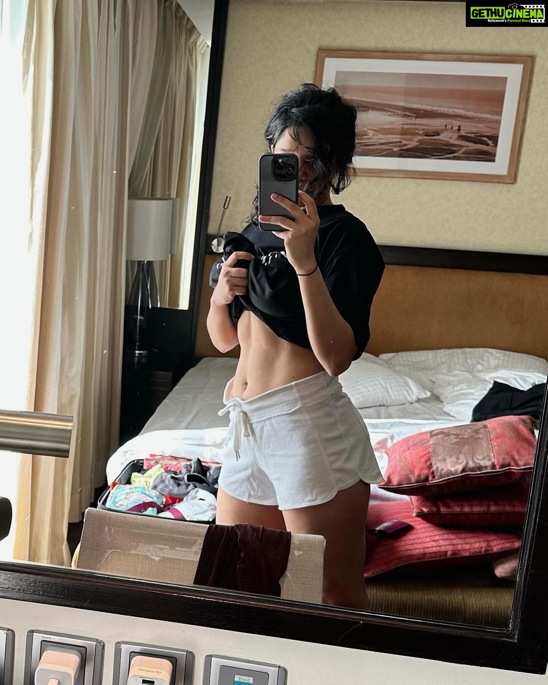 Ritika Singh Instagram - Do you love me? Breathe for yes 🙈 Backflip for no 👻