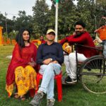 Ritu Singh Instagram – भइया मेरी राखी के बंधन को निभाना फ़िल्म पूरी हुई ! एक बेहतरीन कहानी में बेहतरीन किरदार निभाने को मिला !! निर्माता @singhkpradeep999 भइया ने अस्वस्था के बाद भी शूटिंग ज़ारी रखी !! निर्देशक @pramodshastridirector जी के साथ मेरी छवीं फ़िल्म थी और हर बार मुझसे अलग ही करवाया प्रमोद सर आपका विश्वास बना रहे! @sanjaypandeyofficial भइया के साथ पहली बार इतने सीन किए ! @ursgauravjha के साथ एक केमिस्ट्री सी बन गई है देवरानी जेठानी से ये सिलसिला बना है और ये चलता रहें ! मेरी बहन के किरदार में @ritu9170 लाजवाब है ! एक अच्छी बाण्डिंग बनी ! अब लेखक @skchauhanwriter जी ने कमाल लिखी है इस स्क्रिप्ट को और हमेशा अद्भुत किरदार गढ़ते है! इस फ़िल्म का संगीत दिया है @azadsingh_666 ने बहुत ही कमाल !छायांकन है जग्गीपाजी का .. पूरी टीम को धन्यवाद एक अच्छी फ़िल्म के लिये