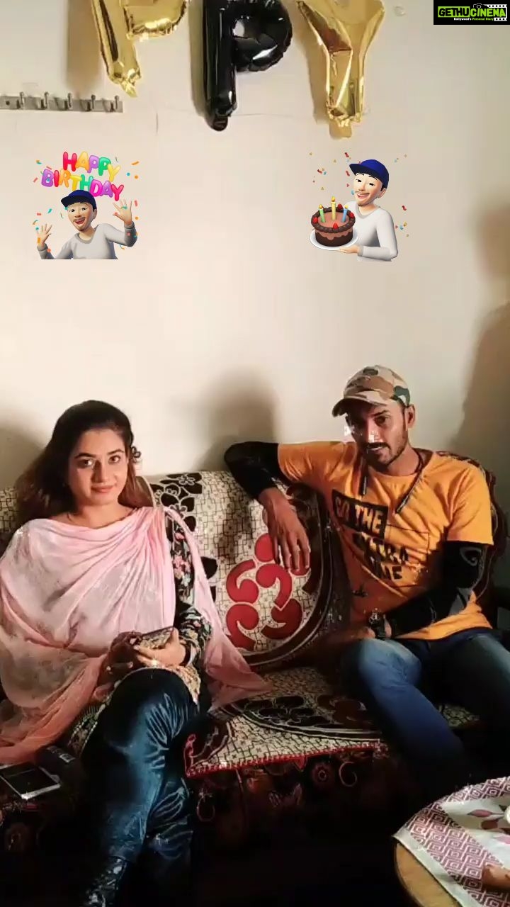 Ritu Singh Instagram - Happy birthday to my most favourite person 🎂🎉🙏🏻😌❤️..Diii apna pyar aise hi bnaye rakhiye ga..khub aage badhiye aur apne goal achieve kriye 🙏🏻🎂🎂🥰🥰👏 #happybirthday🎂🎉🎁 #bhojpuriqueen👑 #bhojpurisuperstar_ritusingh #birthday🎉2023 #specialday #special_gift🎁 #birthdaywishes #happymoment #birthdayreel #queenofhearts #fairlovelygirl #babli Varanasi - Kashi - Banaras