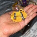 Ritu Singh Instagram - हमारे लड्डू गोपाल जी का पहला #birthdaycake …ये इतना ज़्यादा ख़ूबसूरत पल है की मैं आपको शब्दों में नही बता सकती .. जिसमें मेरी माँ और लड्डू का जो पल क़ैद हुआ है वो बहुत ही भावविभोर है 🥹 जन्माष्टमी के बाद लड्डू बाबू के लिए भैया @ursgauravjha जी ने केक भिजवाया ❤️…. Lots of प्यार, दुलार और आशीर्वाद आप को 🪬❤️ M very thankful to share this moment guys , I wish that lord krishna shower his blessings on all of you ❤️🙏 राधे-राधे, श्रीहरिदास 🙏🙏
