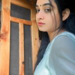 Ritu Singh Instagram - ना ही मैं कबीले तारीफ़ हूँ और नाहीं कबीले हसीन, एक सुलझी हुई इंसान हूँ… उलझे मिज़ाज की… ❤️
