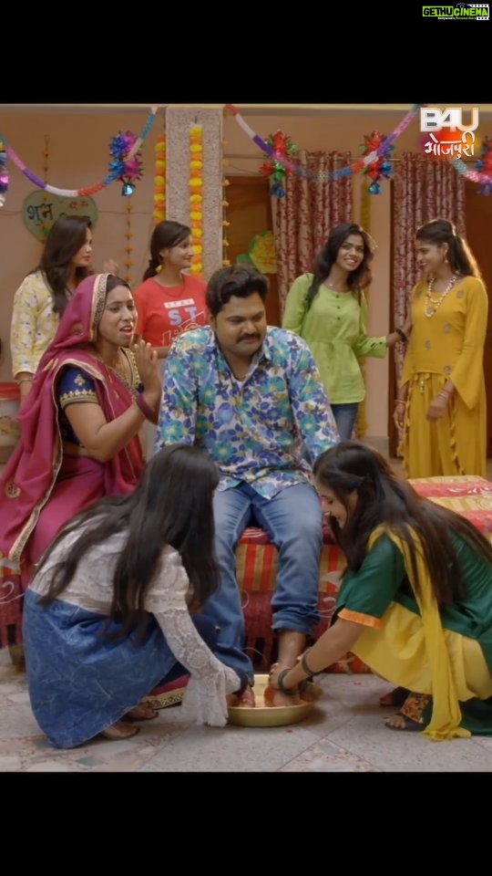 Ritu Singh Instagram - ऐ पहुना ससुरारी में रही ना " सुनिए ये गीत भोजपुरी फिल्म - ससुराल का दीवाना से @samarsinghh @ritu9170 @anuojha700 @kanchan__shashi @ishtiyaque_shaikh_bunty @arbindtiwari123 @omjhamusicdirector_ #priyankasingh