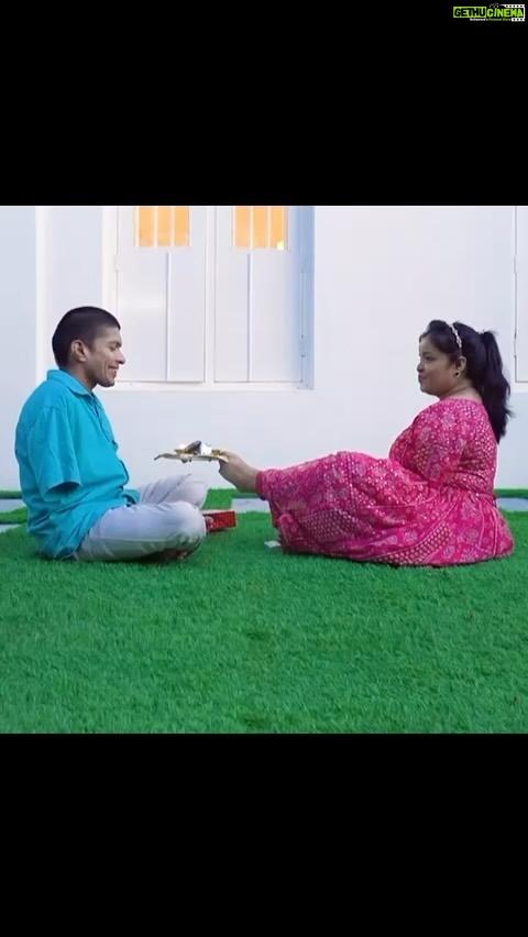 Ritu Singh Instagram - रक्षाबन्धन का सबसे प्यारा वीडियो,भाई बहन का अटूट प्रेम Prayagraj City